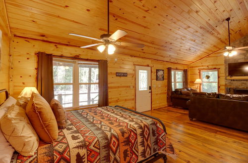 Photo 15 - Romantic Mountain View Cabin Rental Near Downtown