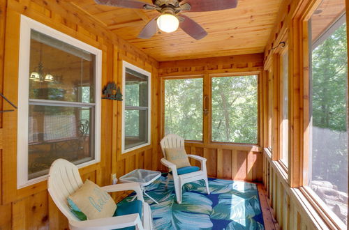 Photo 11 - Romantic Mountain View Cabin Rental Near Downtown