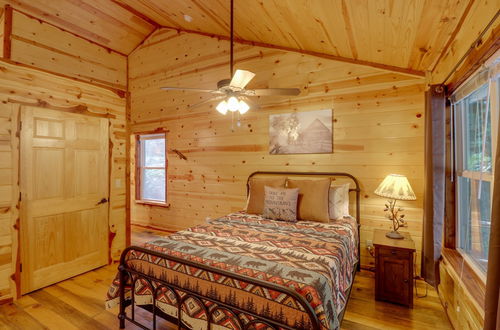 Photo 9 - Romantic Mountain View Cabin Rental Near Downtown