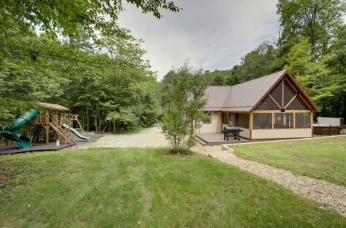 Foto 4 - Family-friendly Indiana Cabin w/ Hot Tub & Decks