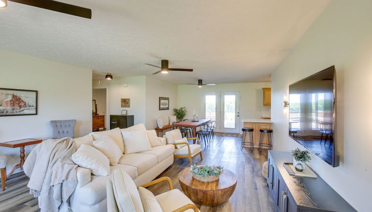 Photo 1 - Expansive Cedar Hill Rental With Pool & Hot Tub