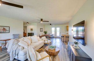 Foto 1 - Expansive Cedar Hill Rental With Pool & Hot Tub