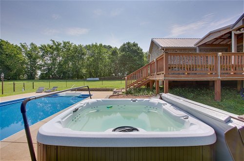 Foto 22 - Expansive Cedar Hill Rental With Pool & Hot Tub