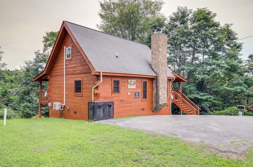 Foto 22 - Sevierville Cabin w/ Wraparound Deck + Lake Access