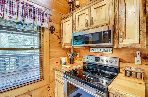 Foto 3 - Sevierville Cabin w/ Wraparound Deck + Lake Access