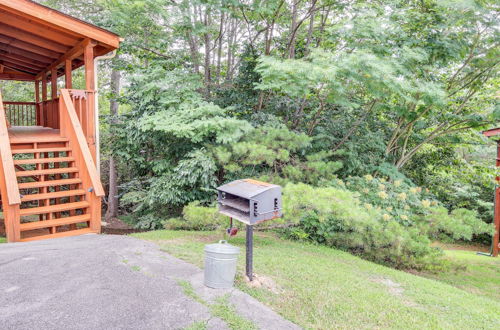 Foto 28 - Sevierville Cabin w/ Wraparound Deck + Lake Access