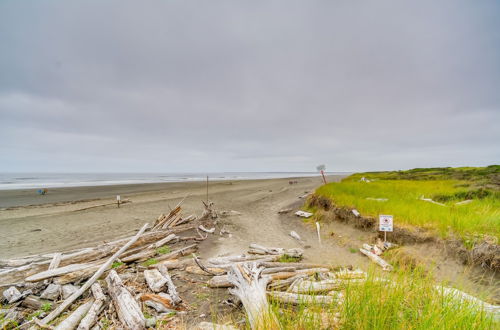 Photo 2 - Panoramic Splendor - Beachfront Westport Condo