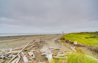 Photo 2 - Panoramic Splendor - Beachfront Westport Condo