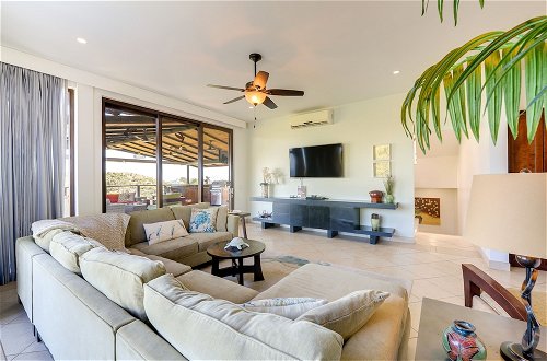 Foto 11 - Luxury Home w/ Views & Infinity Pool: Near Beach