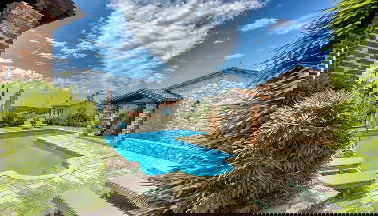 Foto 1 - Vila Amyra With Pool