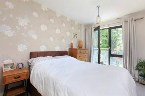 Photo 2 - Modern 2BD Flat With Balcony - Battersea