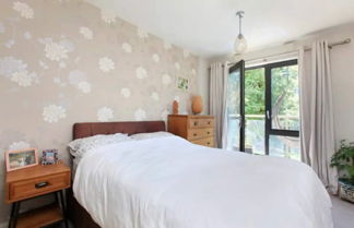 Photo 2 - Modern 2BD Flat With Balcony - Battersea