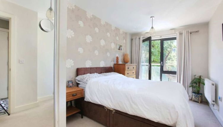 Photo 1 - Modern 2BD Flat With Balcony - Battersea