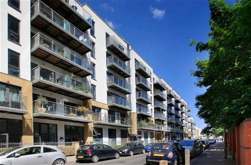 Photo 11 - Modern 2BD Flat With Balcony - Battersea