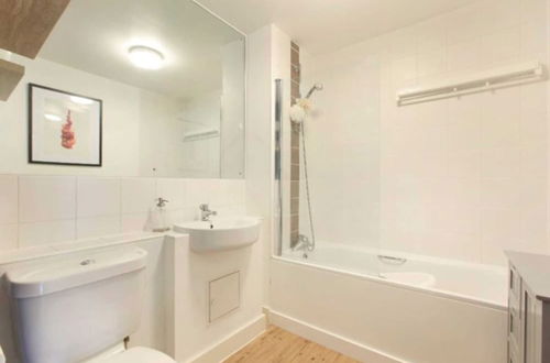 Foto 7 - Modern 2BD Flat With Balcony - Battersea