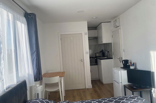 Photo 8 - Comfortable Homely Studio Flat in Wembley