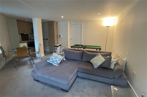 Foto 7 - Stunning 1-bed Apartment in Salford