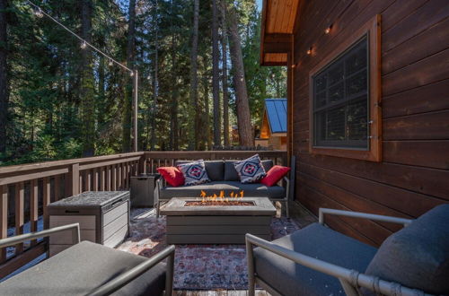 Foto 11 - Cozy Pet Friendly Cabin in Lake Tahoe by Sierra Getaways