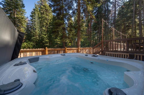 Foto 16 - Cozy Pet Friendly Cabin in Lake Tahoe by Sierra Getaways