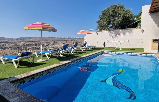 Modern 4-bed Home in Ix-xaghra, Valley View Pool - Photo 1