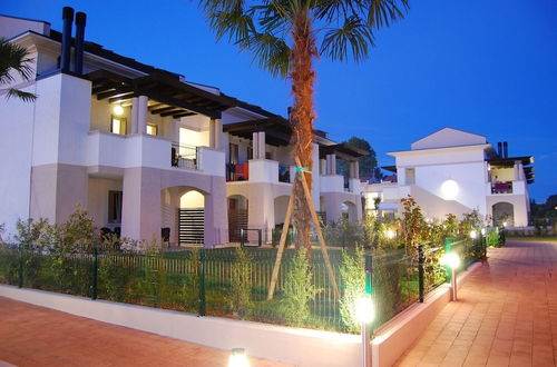 Photo 17 - Modern Flat With big Swimming Pool and Balcony