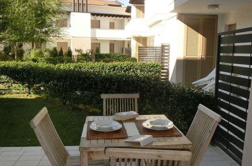 Photo 13 - Modern Flat With big Swimming Pool and Balcony