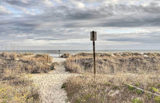 Foto 2 - The Bird House: Lush Bungalow, Steps From Ocean