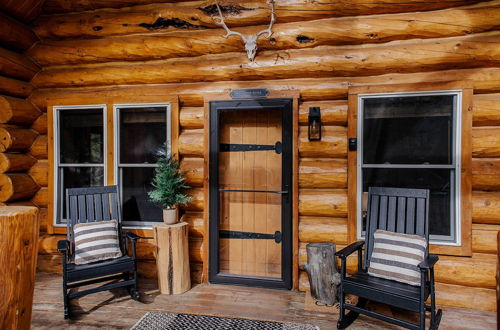 Foto 10 - Remodeled Swedish Cope Log Cabin w/ Sauna + Loft