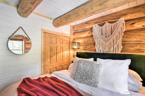 Foto 20 - Remodeled Swedish Cope Log Cabin w/ Sauna + Loft