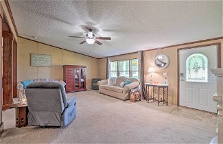 Foto 3 - Monett Family Ranch Home w/ Fireplace & Huge Deck