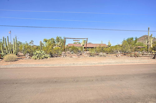 Foto 13 - Dreamy Desert Studio w/ Deck + Pool Access