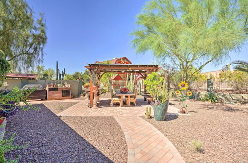 Foto 7 - Dreamy Desert Studio w/ Deck + Pool Access