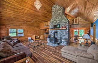 Foto 1 - Cozy Family-friendly Pine Grove Cabin w/ Fire Pit