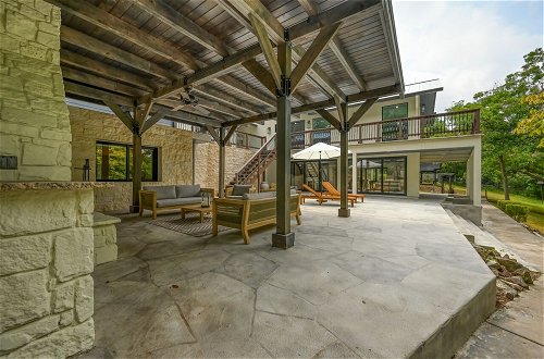 Foto 44 - Luxury Riverfront Villa With Firepit & Gameroom