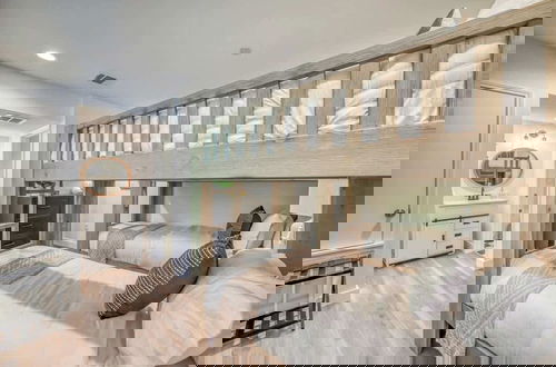 Foto 8 - Luxury Riverfront Villa With Firepit & Gameroom!