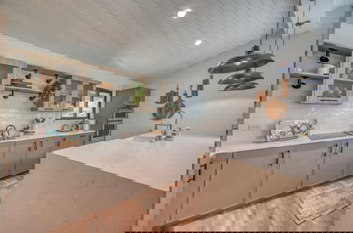 Foto 12 - Luxury Riverfront Villa With Firepit & Gameroom!