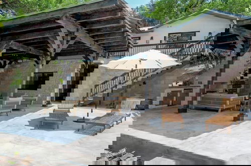 Foto 50 - Luxury Riverfront Villa With Firepit & Gameroom!