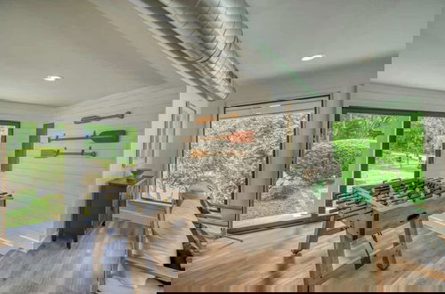 Foto 32 - Luxury Riverfront Villa With Firepit & Gameroom!
