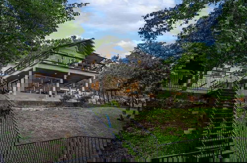 Foto 54 - Luxury Riverfront Villa With Firepit & Gameroom!