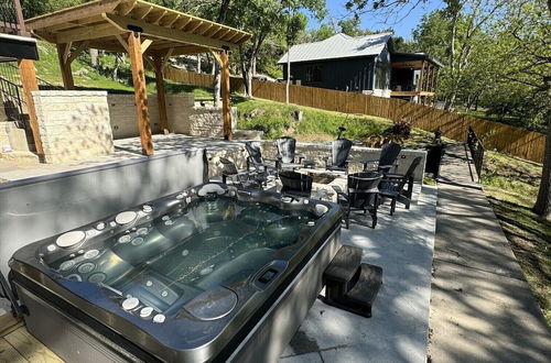 Foto 46 - Luxury Riverfront Villa With Firepit & Gameroom