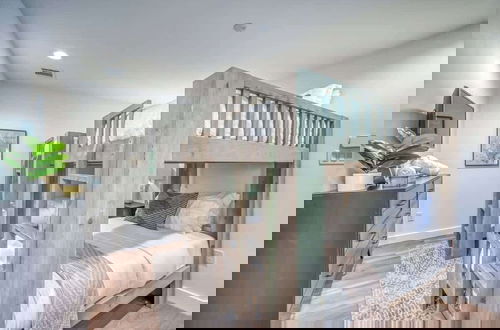 Foto 2 - Luxury Riverfront Villa With Firepit & Gameroom!