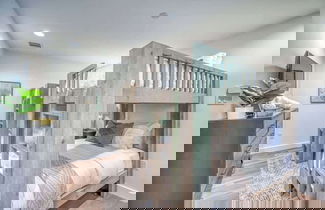 Foto 2 - Luxury Riverfront Villa With Firepit & Gameroom!
