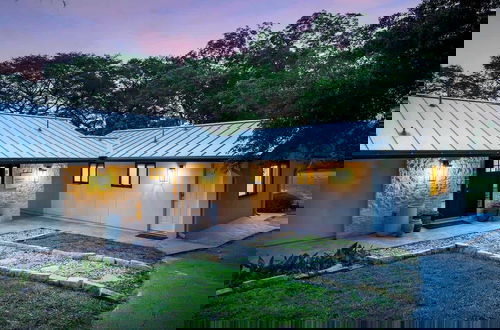 Foto 55 - Luxury Riverfront Villa With Firepit & Gameroom!