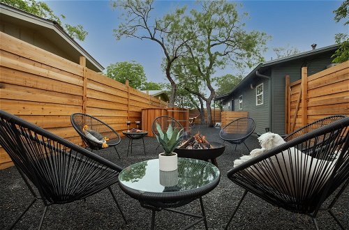 Foto 35 - Gorgeous Modern Home With Cedar Barrel Hot Tub & Fire Pit