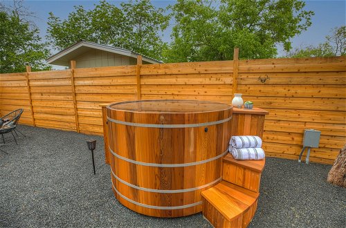 Foto 36 - Gorgeous Modern Home With Cedar Barrel Hot Tub & Fire Pit