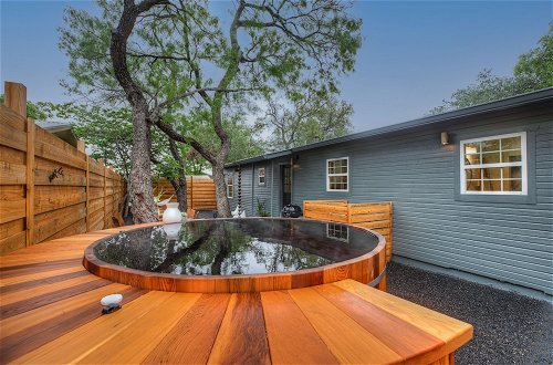 Photo 30 - Gorgeous Modern Home With Cedar Barrel Hot Tub & Fire Pit