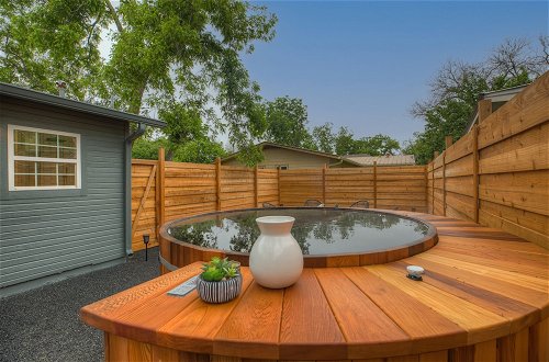 Photo 32 - Gorgeous Modern Home With Cedar Barrel Hot Tub & Fire Pit