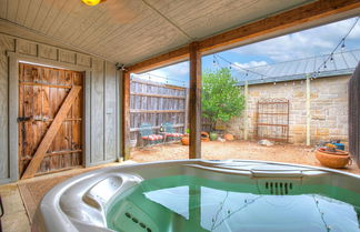 Foto 1 - Romantic Oasis With Hot Tub Near Fred and Wineries