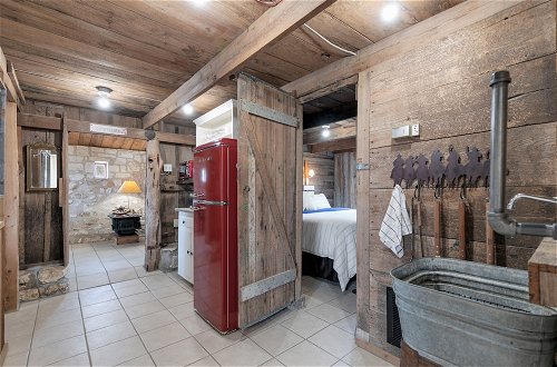 Foto 5 - Gorgeous Barn Cabin With Firepit 10min From Main St