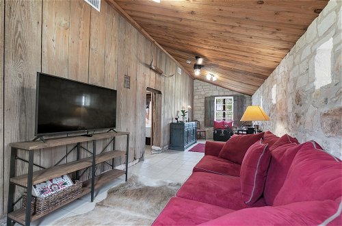 Foto 11 - Gorgeous Barn Cabin With Firepit 10min From Main St